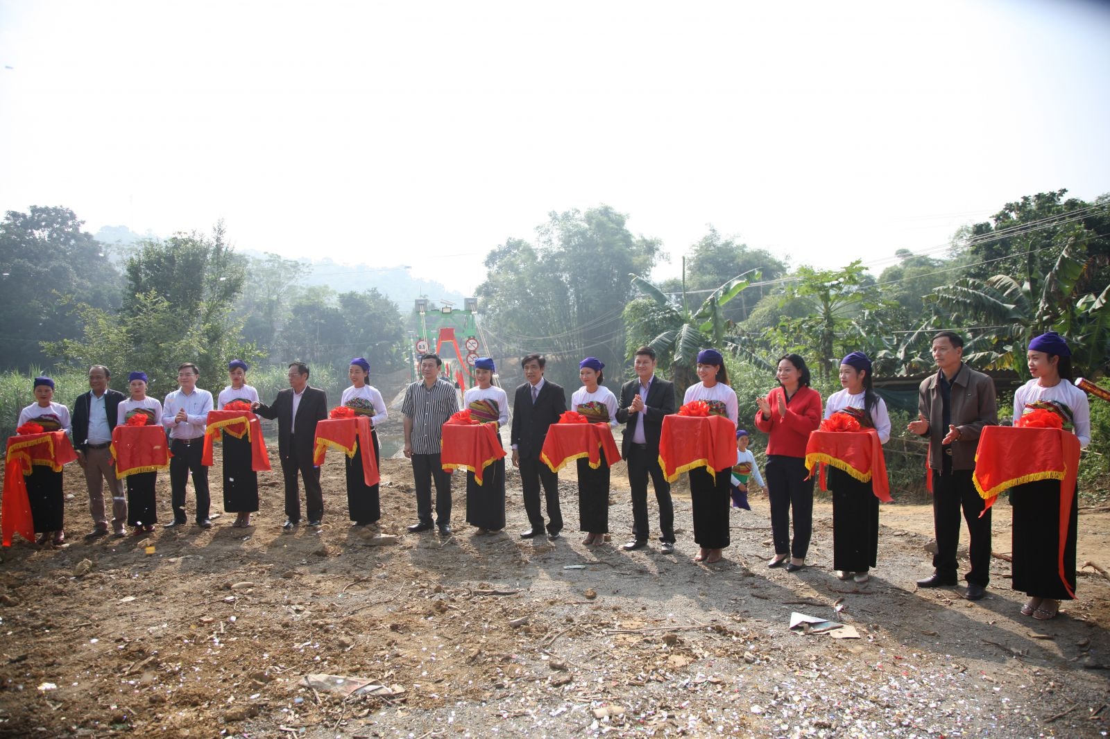 Ông Chu Văn Phương, TGĐ công ty CP Nhựa Thiếu niên Tiền Phong cùng lãnh đạo huyện Bá Thước cắt băng khánh thành cây cầu yêu thương số 22- cầu làng Xi