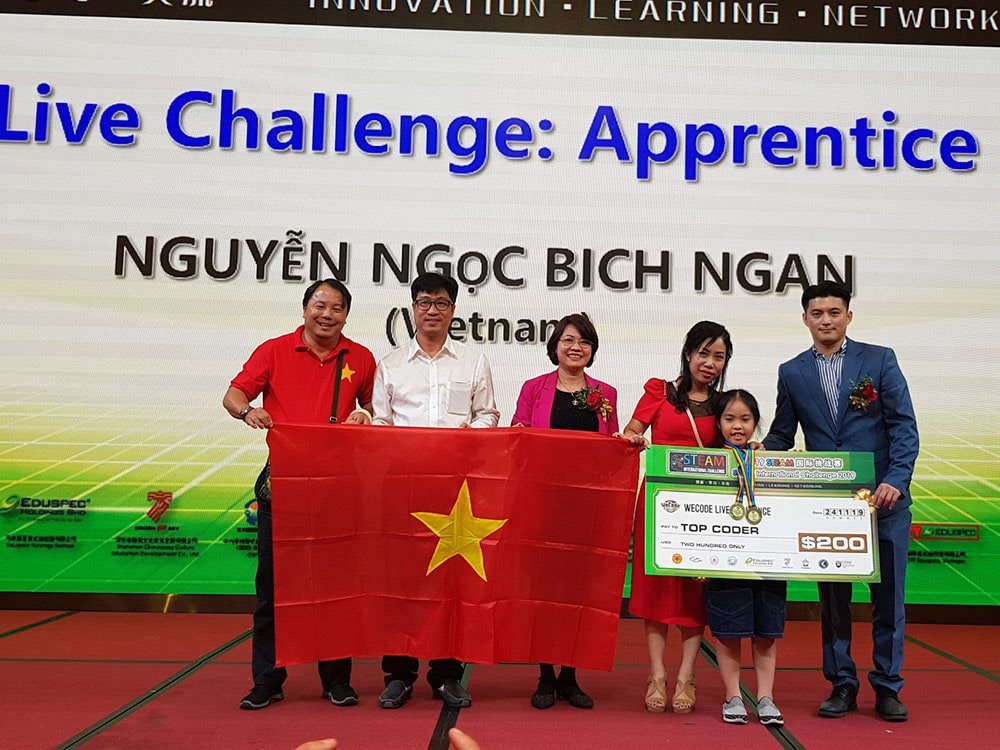 Thí sinh Nguyễn Ngọc Bích Ngân, trường Tiểu học Bình Thủy, Cần Thơ đã xuất sắc giành giải Top Coder hạng mục Sơ cấp tại vòng thi đấu trực tiếp trong Ngày hội Robothon và WeCode quốc tế 2019 tại Trung Quốc .