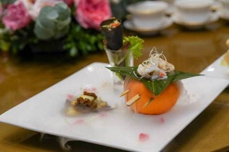 Bếp trưởng Ken Ling nói rằng, Tunglok Heen Việt Nam có sự độc đáo mà thậm chí còn hơn nhà hàng gốc tại Singapore khi đưa vào thêm những sáng tạo tinh tế cho phù hợp với khách bản địa