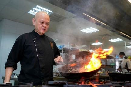 Cuối tuần qua, trong một sự kiện của Tunglok Heen Việt Nam (TT Ẩm thực và Hội nghị quốc tế Almaz, Vinhomes Riverside, Hà Nội), “Chef” Ken Ling -p/bếp trưởng lừng danh của Tunglok Heen Singapore đã bất ngờ xuất hiện và mang đến những màn trình diễn nghệ thuận ẩm thực độc đáo. Ông Ken Ling là bếp trưởng từng phục vụ nhiều nguyên thủ quốc gia trên thế giới. 