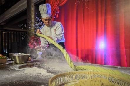 Bếp trưởng Tunglok Heen Singapore Ken Ling, bếp trưởng Tunglok Heen Việt Nam Adrian Chua và các đầu bếp tài hoa đã biến đại tiệc sinh nhật của Tunglok Heen Việt Nam thành một sân khấu nghệ thuật ẩm thực đúng nghĩa với màn trình diễn mỳ “bay”, ẩm thực “khí” và “hỏa” độc nhất vô nhị. Thực khách được thưởng thức món ăn bằng cả 5 giác quan – đó cũng là sự độc đáo của ẩm thực Trung Hoa đương đại đã tạo tên tuổi cho thương hiệu này.