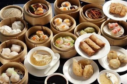 Tunglok Heen thu hút thực khách bằng món Dim Sum truyền thống với nguyên liệu và nước sốt đặc biệt. Ngoài ra, nhà hàng còn phục vụ dòng ẩm thực thượng hạng dành cho giới thượng lưu bao gồm tổ yến, bào ngư, vi cá và rượu Mao Đài nổi tiếng…