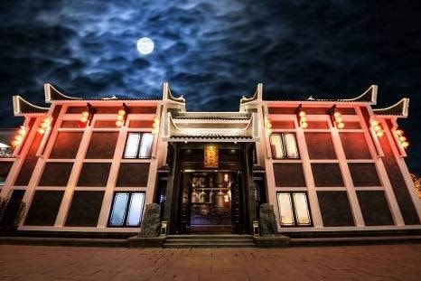 Bên cạnh “gu” ẩm thực đẳng cấp, Tunglok Heen còn được đánh giá cao với phong cách thiết kế. Tọa lạc trong TT Ẩm thực và Hội nghị quốc tế Almaz (Long Biên, Hà Nội), thực khách có thể “check in” với “hậu cung” lộng lẫy bên ngoài nhà hàng bởi lối kiến trúc đặc trưng, được tô điểm bằng ánh sáng đèn lồng đỏ truyền thống. 