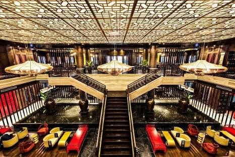 Nhà hàng được thiết kế 2 tầng với không gian sang trọng, được bày trí tinh tế và đặc sắc. Nổi bật là sảnh chờ với hàng ghế có hai màu đỏ, vàng chủ đạo bên cạnh bể cá Koi “siêu to”. Khu vực này là một trong những lý do khiến thực khách chọn nhà hàng để tận hưởng bữa ăn bên gia đình.