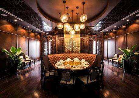 Nhà hàng được thiết kế 2 tầng với không gian sang trọng, được bày trí tinh tế và đặc sắc. Nổi bật là sảnh chờ với hàng ghế có hai màu đỏ, vàng chủ đạo bên cạnh bể cá Koi “siêu to”. Khu vực này là một trong những lý do khiến thực khách chọn nhà hàng để tận hưởng bữa ăn bên gia đình.