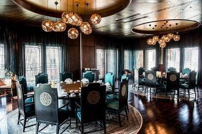 Bằng nghệ thuật chia không gian, Tunglok Heen còn mang đến cho giới thượng lưu không gian có sức chứa lên đến 240 người với cảnh quan đậm chất hữu tình, bốn bề được phủ màu xanh của cỏ cây và hồ nước diện rộng.p/Nổi bật với dịch vụ nhà hàng, giải trí đẳng cấp quốc tế, Almaz trở thành địa điểm duy nhất được Tunglok Heen Singapore nhượng quyền tại Đông Nam Á. Đây là nhà hàng món Hoa nổi tiếng khắp châu Á được sáng lập bởi bếp trưởng thiên niên kỷ Sursur Lee