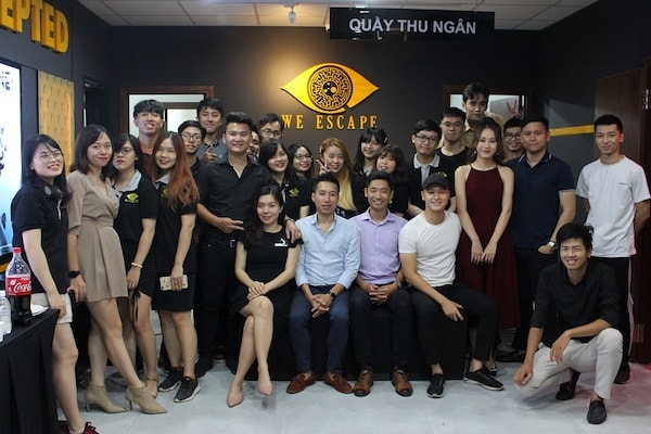 CEO Vương Chí Nhân cùng các đồng nghiệp trong dịp khai trương We Escape