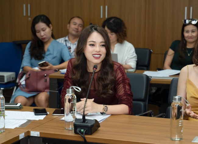 Xinh đẹp, thành đạt, giỏi giang, Bích Hằng rất được lòng các bà mẹ “bỉm sữa” như một đại diện cho thế hệ phụ nữ mới – tự tin và bản lĩnh.