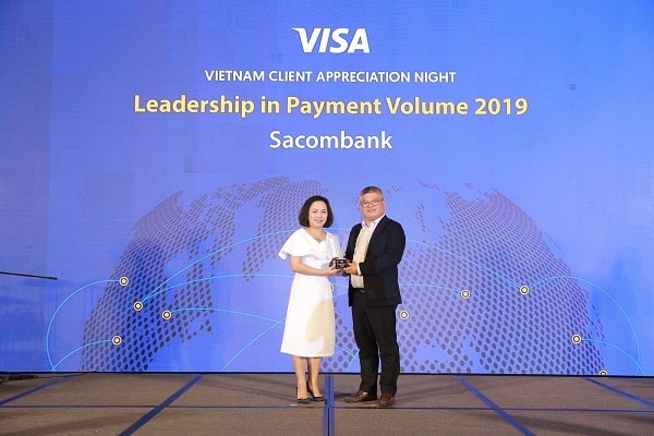 Đại diện Sacombank nhận giải visa 2019