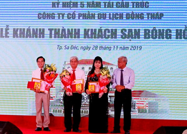 Phó Bí thư Thường trực tỉnh ủy Đồng Tháp trao bằng khên của UBND tỉnh cho tập thể, cá nhân có thành tích xuất sắc trong phát triển du lịch của tỉnh nhà.