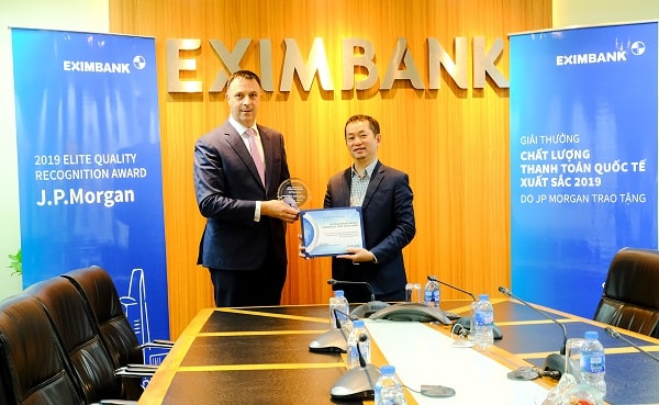 Ông Nguyễn Hướng Minh bên (bên phải) – Phó Tổng Giám đốc Eximbank đại diện tiếp nhận giải thưởng từ Ông Jason Clintonp/- Giám đốc điều hành phụ trách định chế tài chính phi ngân hàng khu vực Châu Á Thái Bình Dương và định chế tài chính ngân hàng khu vực Asean của JP Morgan Bank