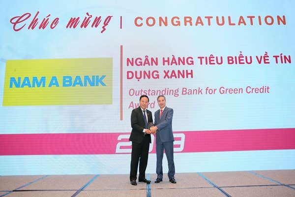 Đại diện Nam A Bank – ông Lê Quang Quảng, Phó Tổng Giám đốc nhận giải thưởng “Ngân hàng tiêu biểu về tín dụng xanh” năm 2019