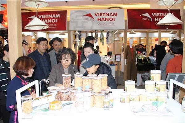 “Tuần lễ Sản phẩm Việt Nam-Hà Nội 2019” tại Hàn Quốc, các doanh nghiệp Việt Nam trưng bày, giới thiệu nhiều sản phẩm đặc biệt, trong đó có thực phẩm chế biến, trái cây tươi, trái cây sấy, đóng hộp; hàng quà tặng, dệt may, gia vị, chè, càphê.... Ngoài ra, doanh nghiệp Việt Nam và doanh nghiệp đầu mối nhập hàng của Tập đoàn Lotte kết nối, giao dịch, hợp tác, tư vấn, lựa chọn sản phẩm có thể đưa vào hệ thống Lotte; giao thương kết nối với các doanh nghiệp Hàn Quốc khác; khảo sát, tìm hiểu nhu cầu, thị hiếu tiêu dùng của thị trường Hàn Quốc, sản phẩm cạnh tranh..