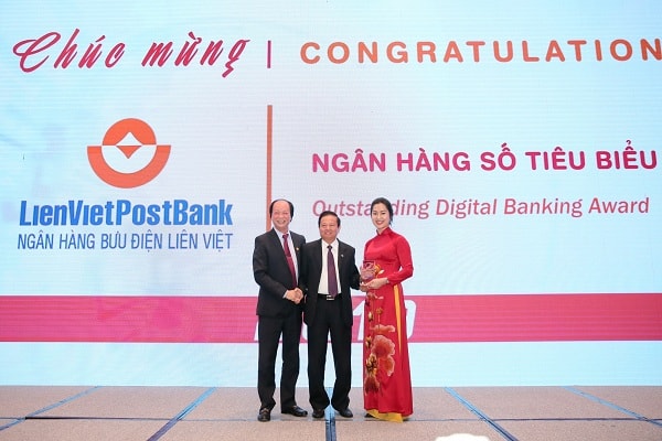 Đại diện lãnh đạo LienVietPostBank nhận giải thưởng