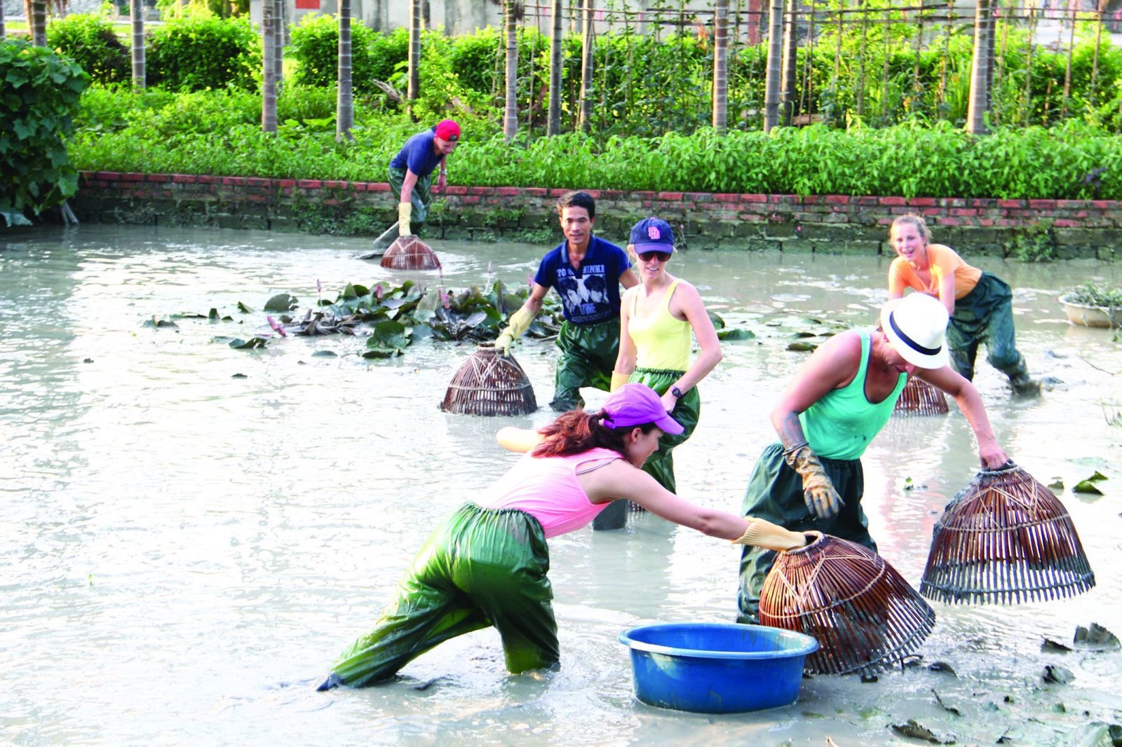   Sự đa dạng về bản sắc văn hóa là sự thú vị của du lịch Quảng Ninh.