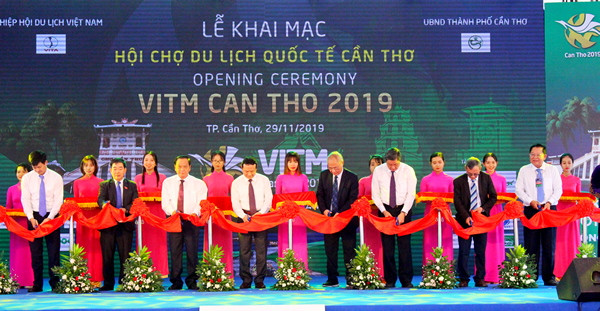 Các đại biểu thực hiện nghi thức cắt băng khai macj