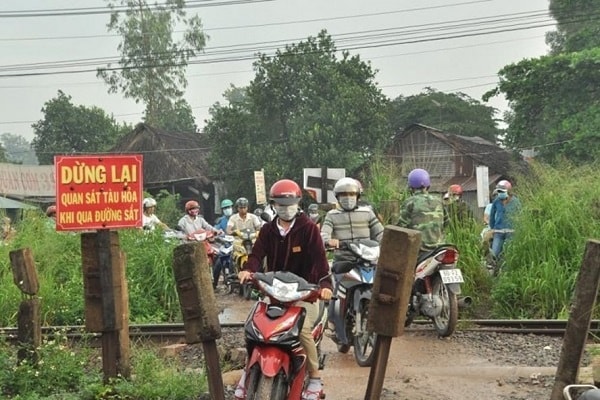 Tuyến đường sắt Hà Nội - Hải Phòng chạy ngang qua khu dân cư