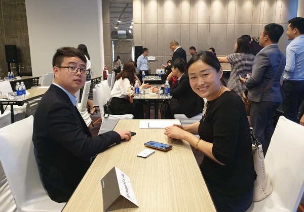 Doanh nghiệp trao danh thiếp, tìm hiểu cơ hội kinh doanh giữa 2 bên