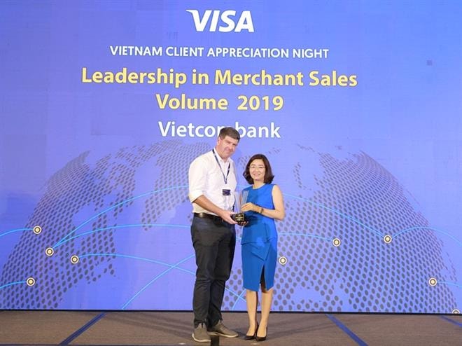 Bà Nguyễn Hồng Vân - Giám đốc Trung tâm Thẻ Vietcombank nhận giải thưởng Ngân hàng dẫn đầu về doanh số thanh toán thẻ