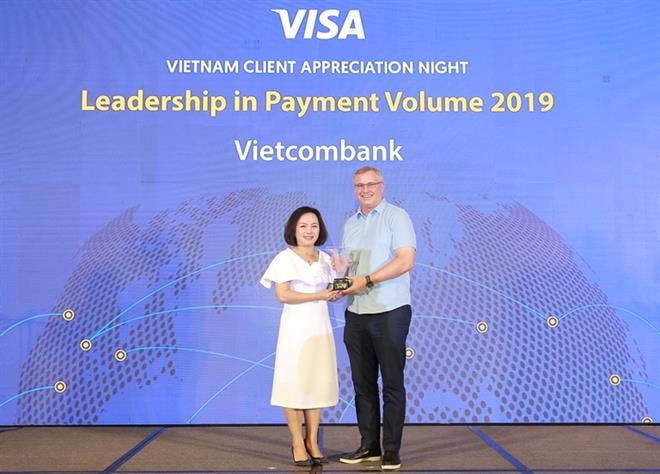 Ông Thomas William Tobin - Giám đốc Khối bán lẻ Vietcombank nhận giải thưởng Ngân hàng dẫn đầu về doanh số chi tiêu thẻ năm 2019