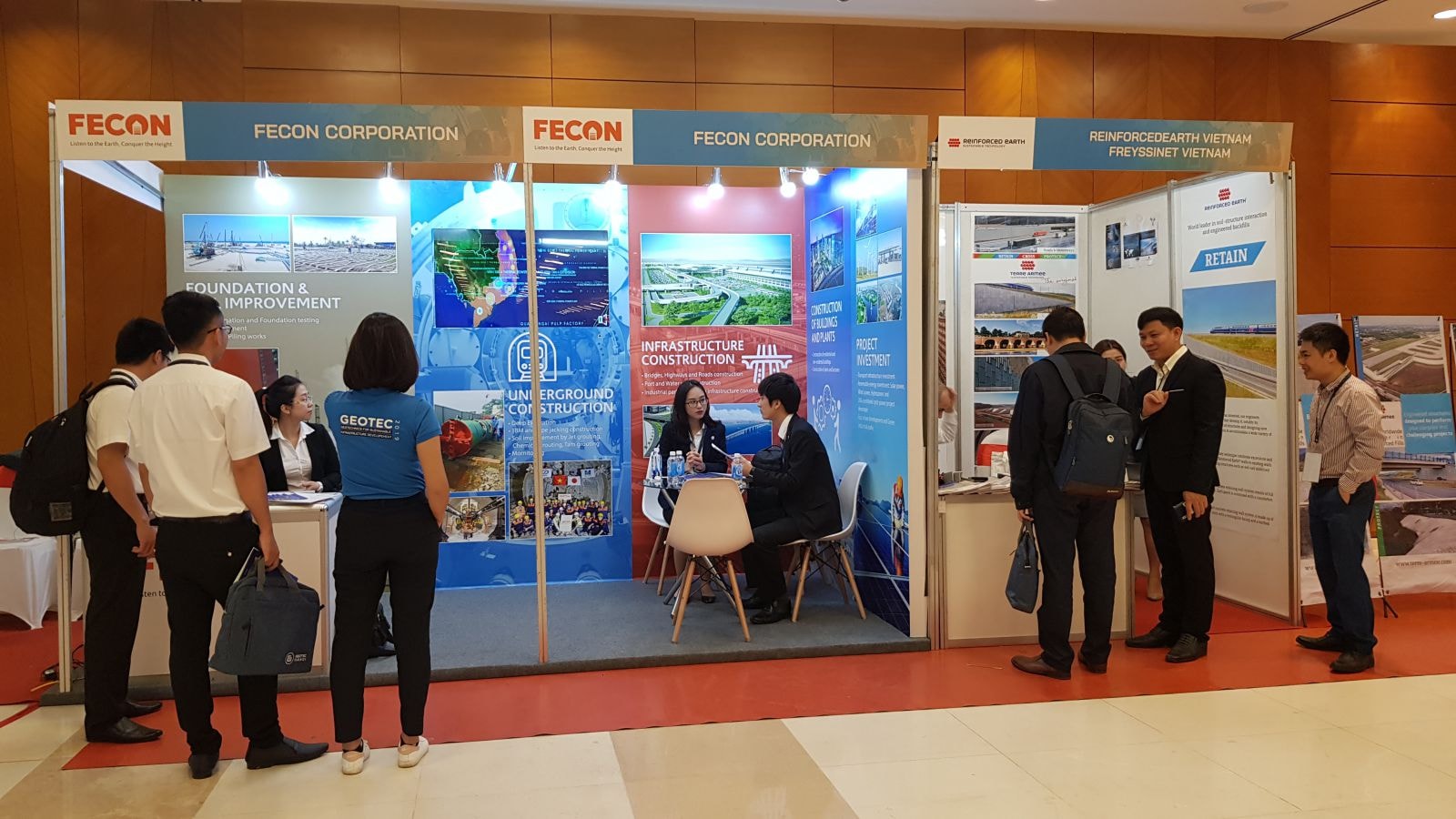 Các gian hàng triển lãm trong khuôn khổ hội nghị rất thu hút được sự quan tâm của các nhà khoa học, doanh nghiệp