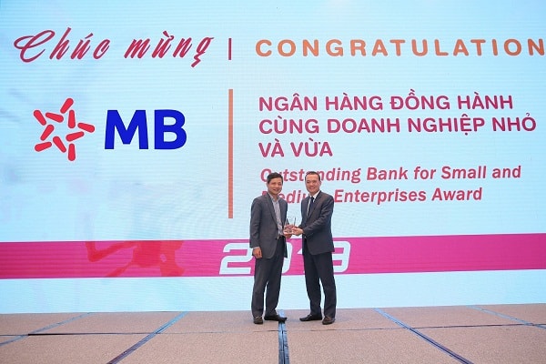 Đại diện MB nhận giải “ngân hàng đồng hành cùng doanh nghiệp nhỏ và vừa”