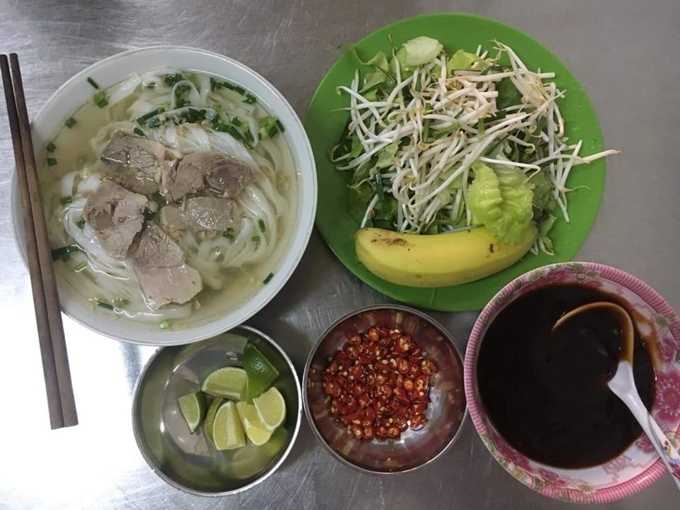 Ngoài các món cơm, quán còn thường xuyên phục vụ thêm phở, bò kho, hủ tiếu... (Ảnh: Quỹ Từ thiện Bông Sen)