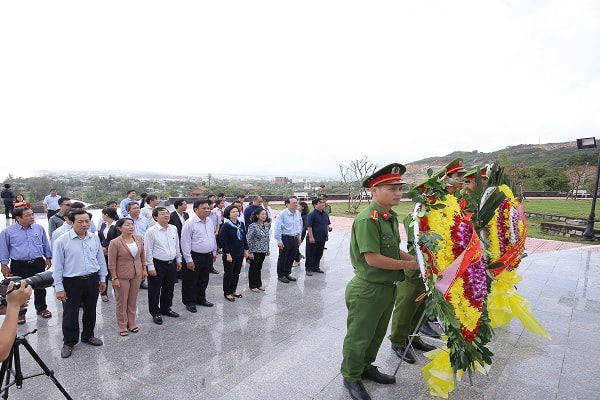 Bà Trương Thị Mai - Ủy viên Bộ Chính trị, Bí thư Trung ương Đảng, Trưởng ban Dân vận Trung ương và các đại biểu dâng hoa tưởng niệm tại Khu di tích cách mạng Núi Bà, huyện Phù Cát, tỉnh Bình Định.