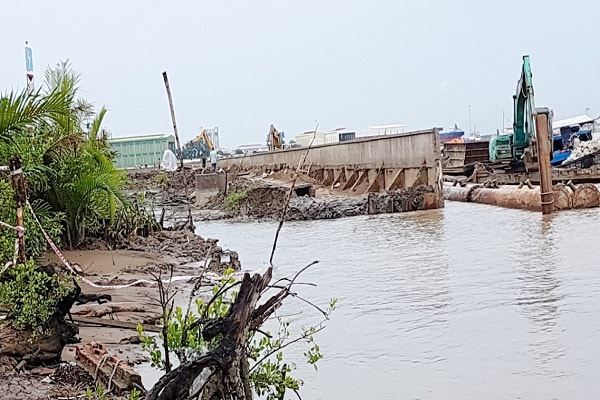 ngày 16/6/2018, trong quá trình thi công, dự án xây dựng kè bảo vệ khu dân cư Tắc Sông Chà đã xảy ra vụ sạt lở nghiêm trọng, khiến 160m kè dọc theo bờ sông bị cuốn theo dòng nước. Khi xảy ra sự cố, dự án mới hoàn thành 95% công trình