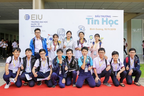 Các bạn trẻ tham gia Đấu trường Tin học 2019 tại EIU. Ảnh: Tuấn Duy