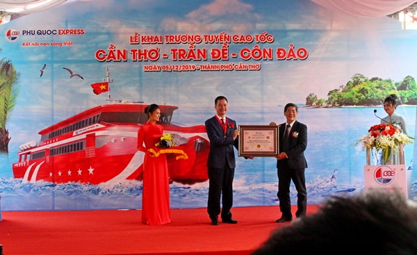 Đại diện Tổ chức Kỷ lục Việt Nam trao Côn Đảo Express 36 – Tàu cao tốc hai thân được chứng nhận kỷ lục lớn nhất Việt Nam 