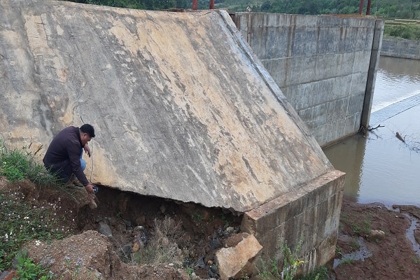 Nhiều điểm phần chân đập bị sạt lở, vỡ vụn