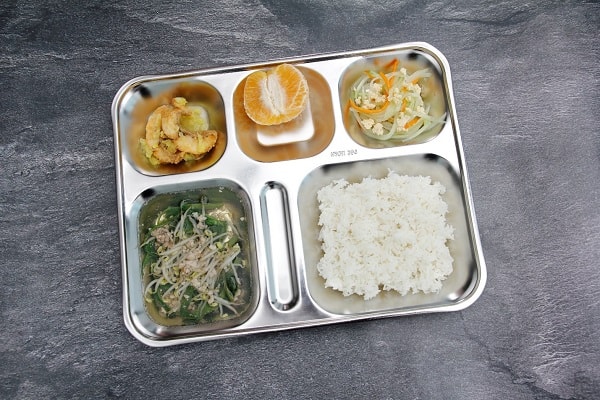 Cận cảnh khẩu phần ăn mẫu cân bằng dinh dưỡng, được chuẩn bị theo phần mềm của Dự án