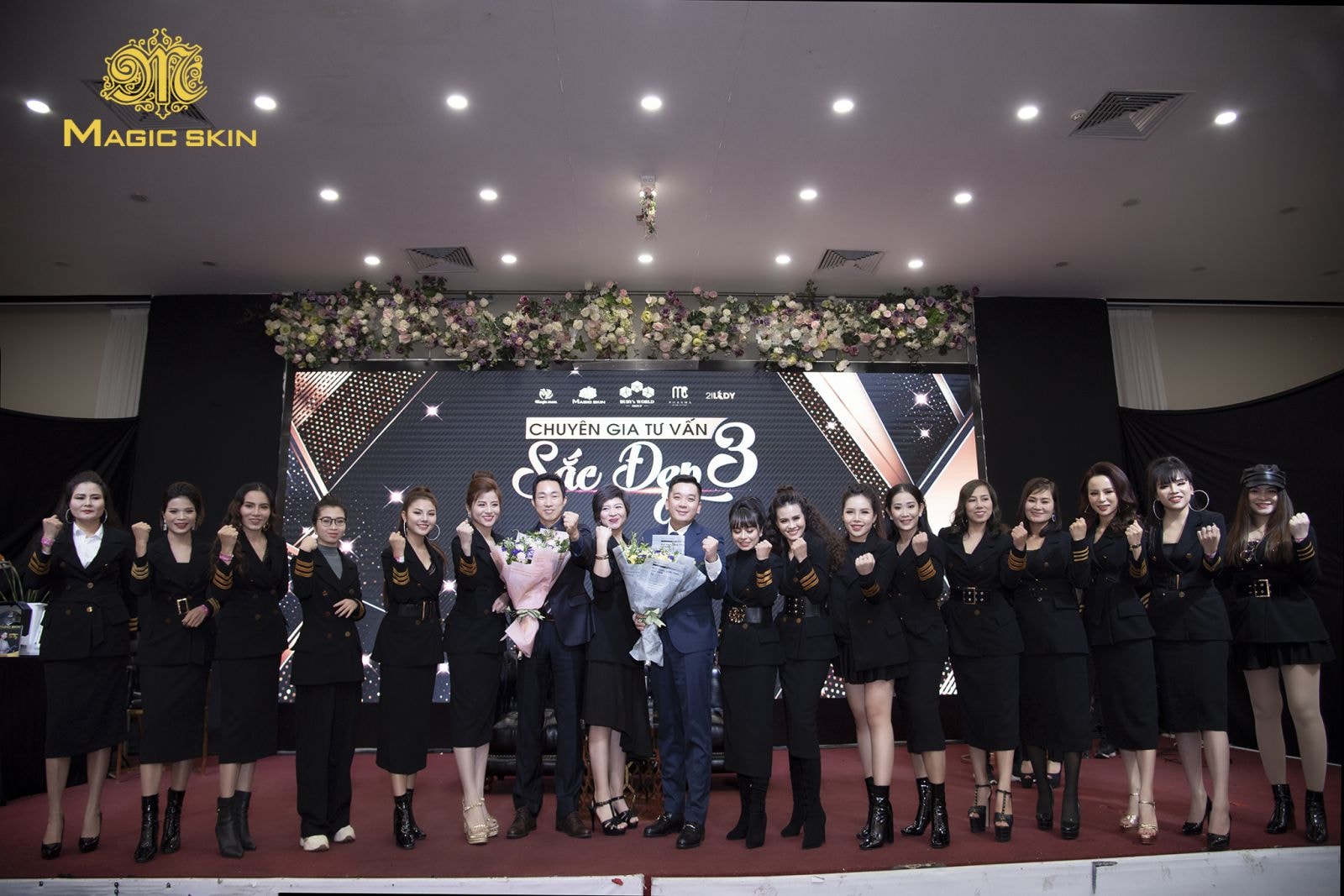 CEO - Chuyên gia làm đẹp của Mỹ phẩm MAGIC SKIN và Chuyên gia mỹ phẩm và sắc đẹp đến từ Hàn Quốc - Mr. Kwon SUN HAG; Diễn viên Hạnh Cù; Chuyên gia đào tạo Quốc tế về da và Mỹ phẩm: Mr. Nguyễn Như Đức tại chương trình Chuyên gia tư vấn sắc đẹp 3 ngày 8/12 vừa qua tại Hà Nội. 