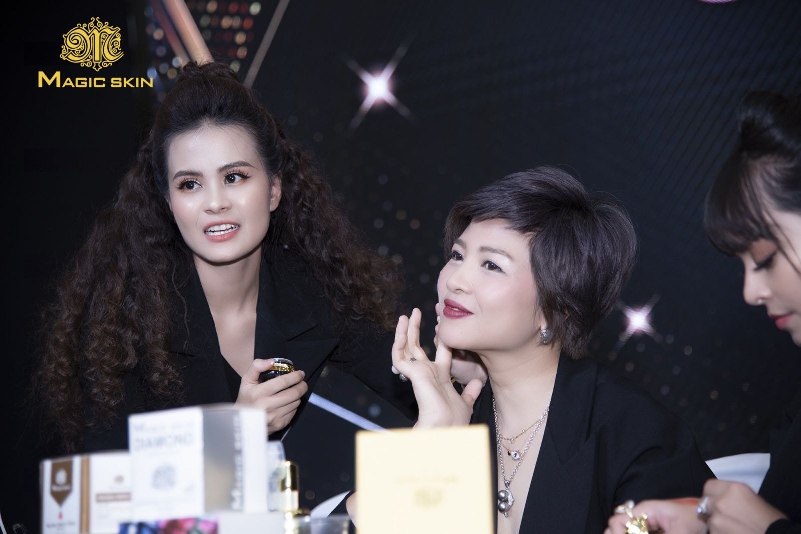 CEO Magic Skin Đoàn Chuyên (trái) - CEO Magic Skin Đoàn Quyết (phải) cùng với diễn viên Hạnh Cù trải nghiệm và review sản phẩm mới: Tinh chất tái sinh Magic Skin.