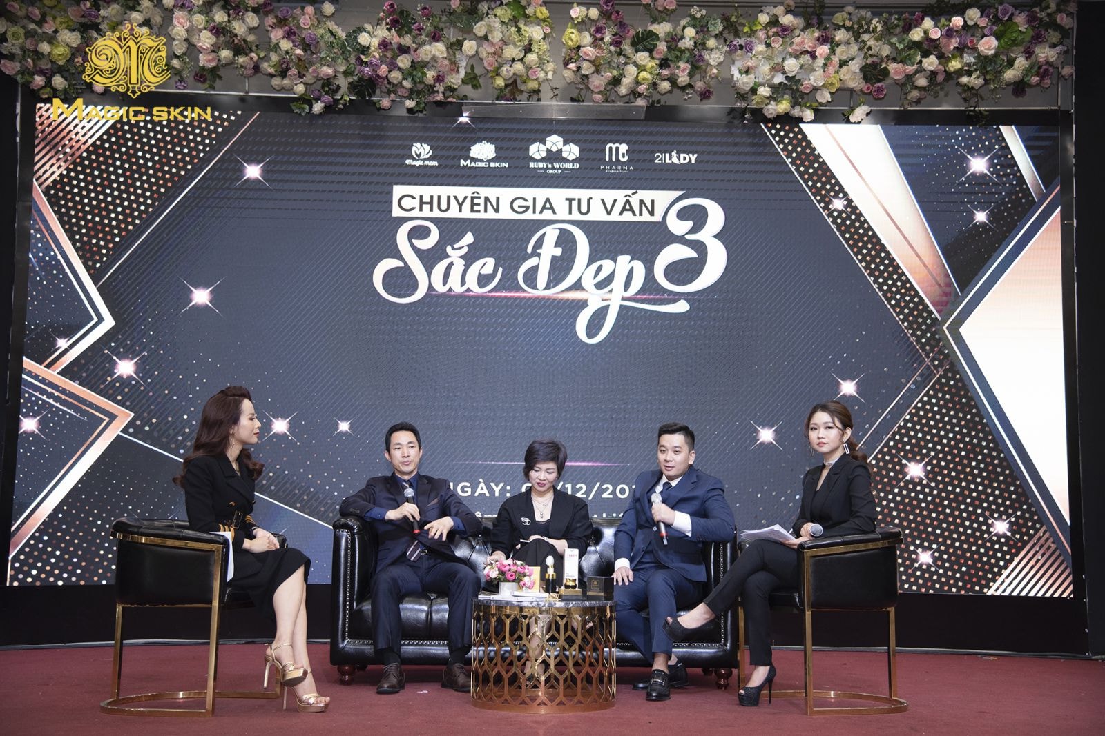 CEO Magic Skin Thùy Linh (trái) và Chuyên gia mỹ phẩm và sắc đẹp đến từ Hàn Quốc Kwon Sun Hag (thứ 2 từ trái sang), diễn viên Hạnh Cù (thứ 3 từ trái sang), Chuyên gia đào tạo Quốc tế về da và Mỹ phẩm Nguyễn Như Đức chia sẻ cách thức duy trì vẻ đẹp làn da phụ nữ và trải nghiệm trực tiếp sản phẩm mới của Magic Skin.