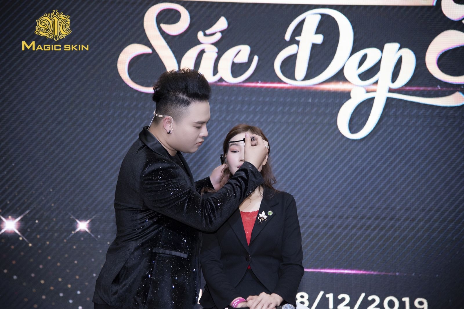 Chuyên gia trang điểm đình đám Hà Thành - Bul Nguyễn mang đến những tip trang điểm cực kỳ ấn tượng cho 1000 học viên của Chuyên gia tư vấn sắc đẹp.
