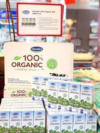 Có thể dễ dàng nhận biết logo “EU Organic” trên các hộp sữa organic của Vinamilk.