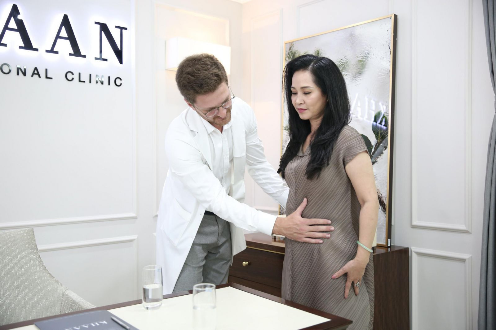 NSND Lan Hương thăm khám và thực hiện liệu trình giảm béo tại Khaan