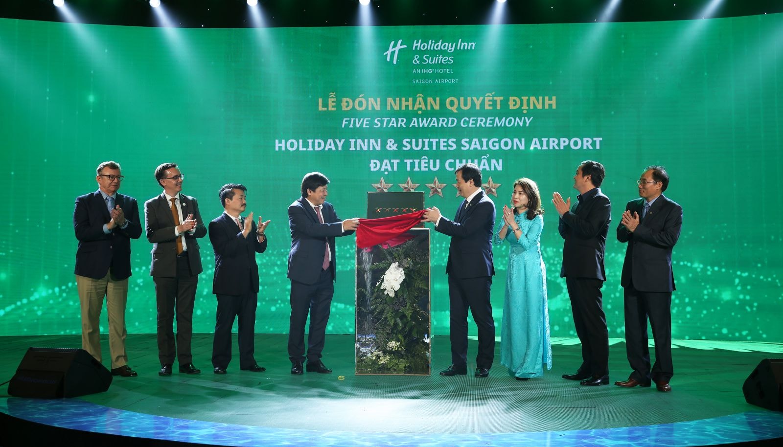 Ông Nguyễn Trùng Khánh - Tổng cục trưởng Tổng cục du lịch trao chứng nhận 5 sao cho Holiday Inn & Suites Saigon Airport