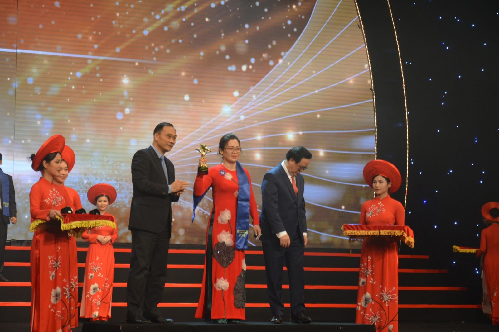 CEO Nguyễn Thị Dịu - Chủ tịch HĐQT, TGĐ Công ty CP ABC Việt Nam vinh dự đón nhận giải thưởng Doanh nhân trẻ Việt Nam tiêu biểu 2019