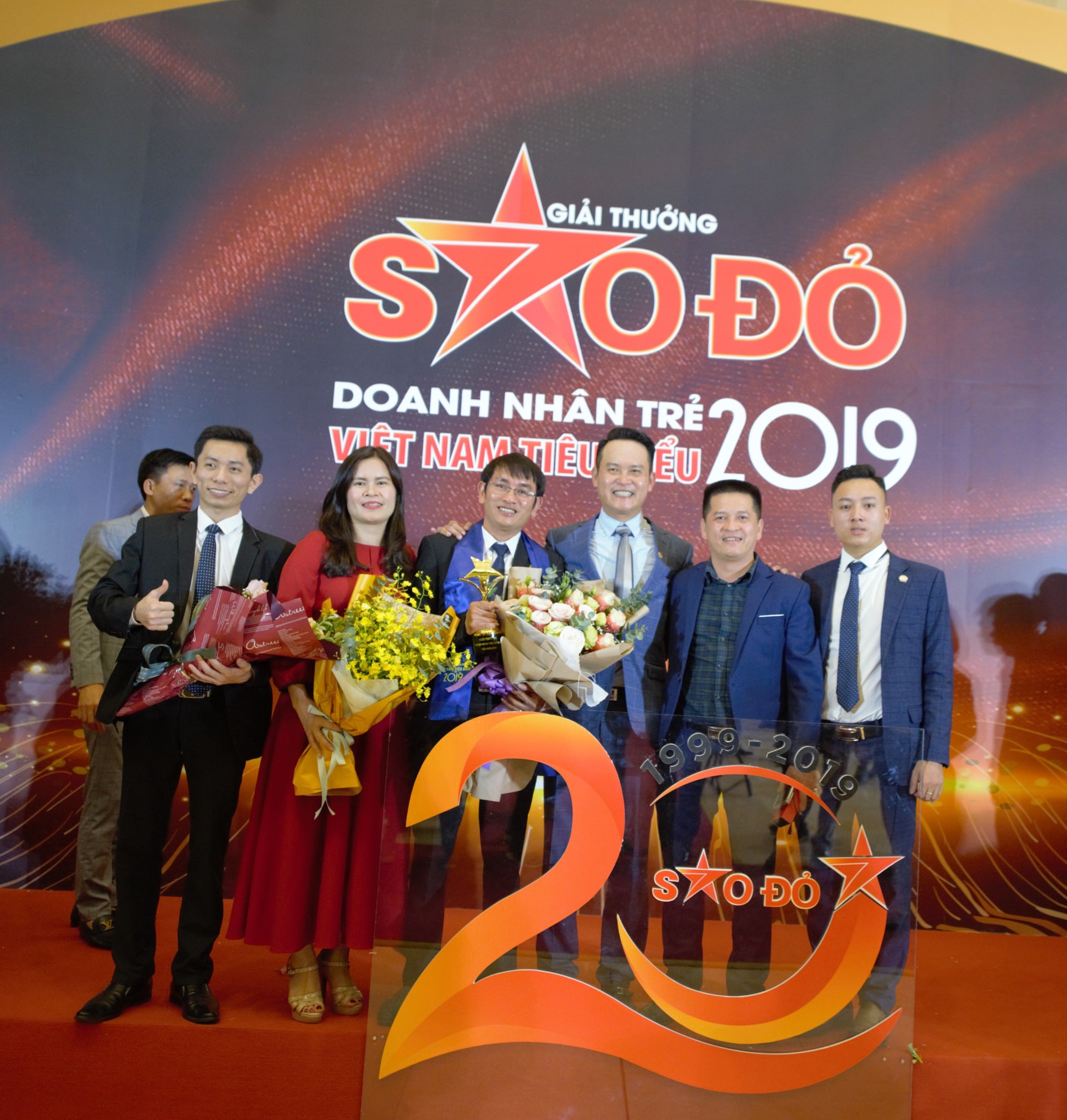 CEO Nguyễn Văn Hiếu chụp ảnh lưu niệm cùng ông Đặng Hồng Anh, Chủ tịch Hội Doanh nhân Trẻ Việt Nam và người thân