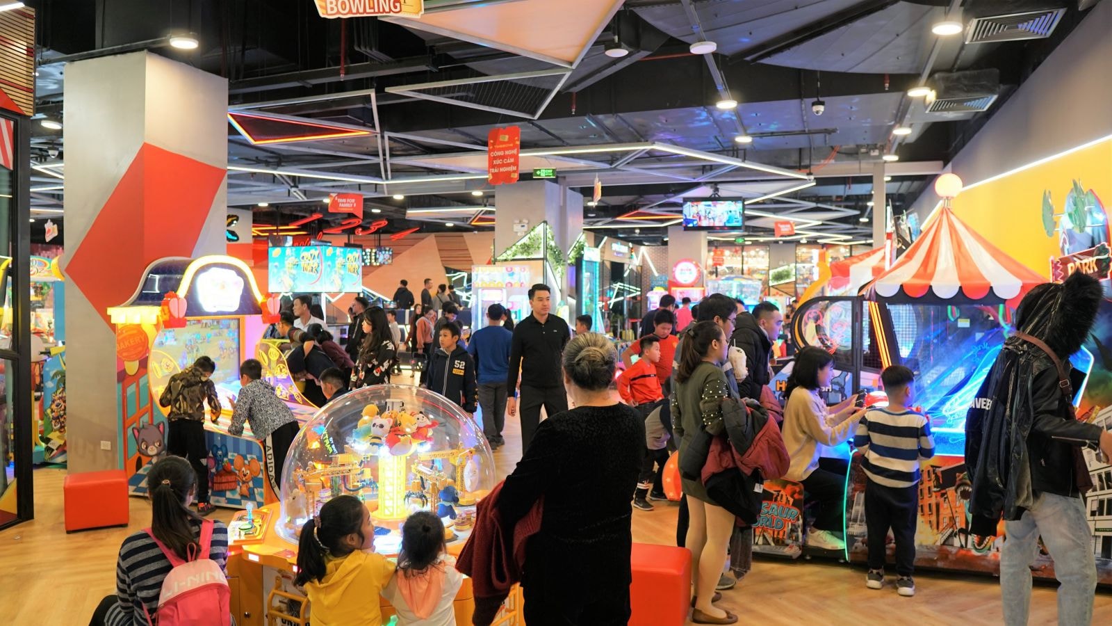 Với quy mô hơn 1.300 m2, trung tâm giải trí Timezone tại Aeon Mall Hà Đông (Hà Nội) hiện là trung tâm lớn nhất của Timezone tại Việt Nam.