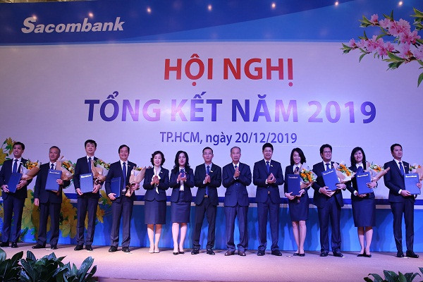 Nghi thức giao - nhận kế hoạch năm 2020 giữa Chủ tịch HĐQT và Tổng Giám đốc; giữa TGĐ và Ban điều hành tại Hội nghị tổng kết năm 2019 của Sacombank.