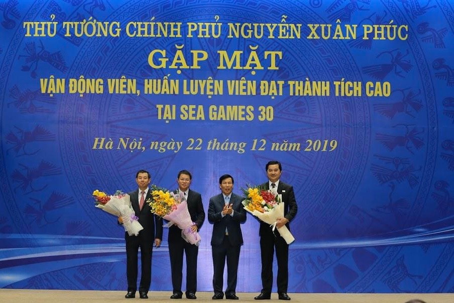 _Ông Nguyễn Trưởng Giang, Phó TGĐ VinaPhone lên nhận hoa cám ơn.jpg