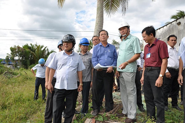 Lãnh đạo tỉnh Hậu Giang vừa đến kiểm tra và có ý kiến chỉ đạo Trung tâm Phát triển quỹ đất địa phương quyết liệt giải phóng mặt bằng để giao đất cho chủ đầu tư nhà máy luyện thép. 