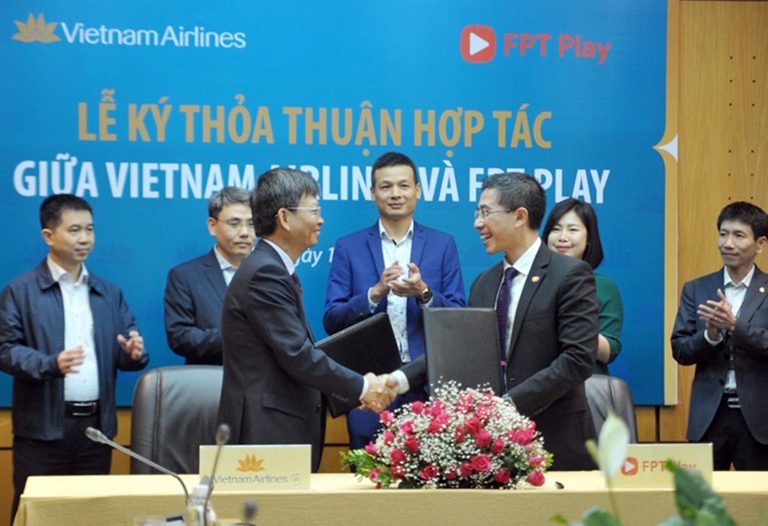 p/Vietnam Airlines và FPT Telecom vừa ký kết hợp tác triển khai ứng dụng FPT Play dành cho hành khách đi trên các chuyến bay nội địa do Vietnam Airlines khai thác, bắt đầu từ ngày 20/12/2019. 