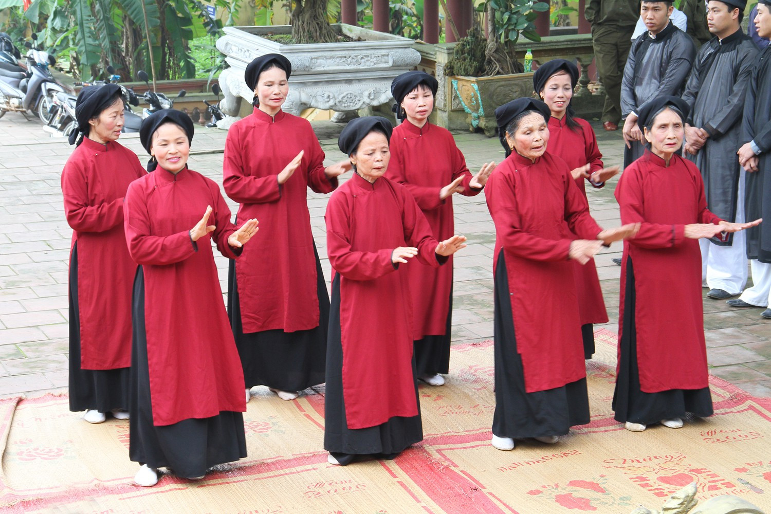 Hát Xoan còn được gọi là Khúc môn đình (hát cửa đình), là lối hát thờ thần, tương truyền có từ thời các vua Hùng. Người Văn Lang xưa tổ chức các cuộc hát Xoan vào mùa xuân để đón chào năm mới. Có 3 hình thức hát xoan: hát thờ cúng các vua Hùng và Thành hoàng làng; hát nghi lễ cầu mùa tốt tươi, cầu sức khỏe; và hát lễ hội là hình thức để nam nữ giao duyên. Việc bảo vệ và phát huy giá trị của Hát Xoan sẽ góp phần tích cực cho việc giữ gìn bản sắc văn hóa dân tộc và duy trì tính đa dạng của của văn hóa nhân loại.