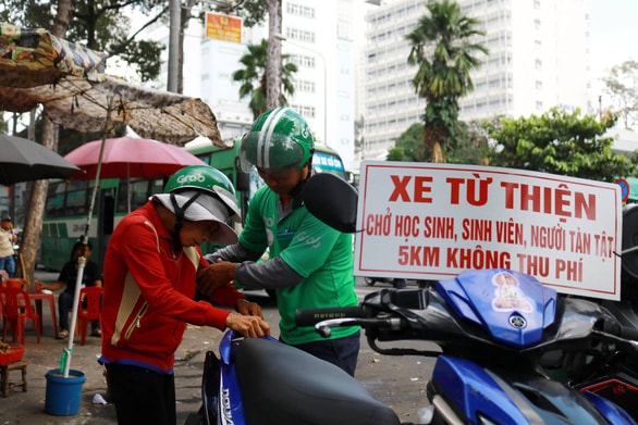 Tài xế GrabBike Trần Văn Quí chạy khắp TP.HCM để chở người nghèo, người tàn tật mà không lấy một đồng nào