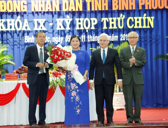 Lãnh đạo tỉnh Bình Phước tặng hoa chúc mừng bà Trần Tuệ Hiền